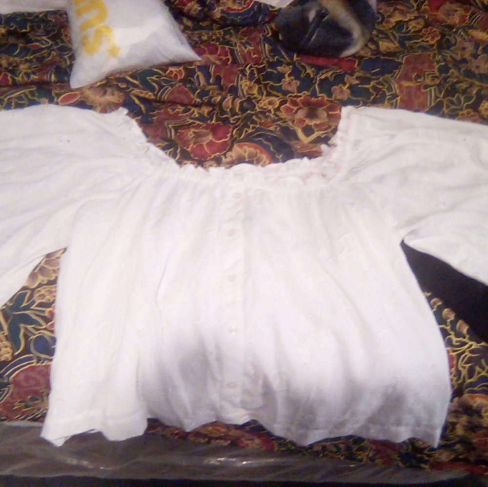 XL Women's American Eagle white shirt